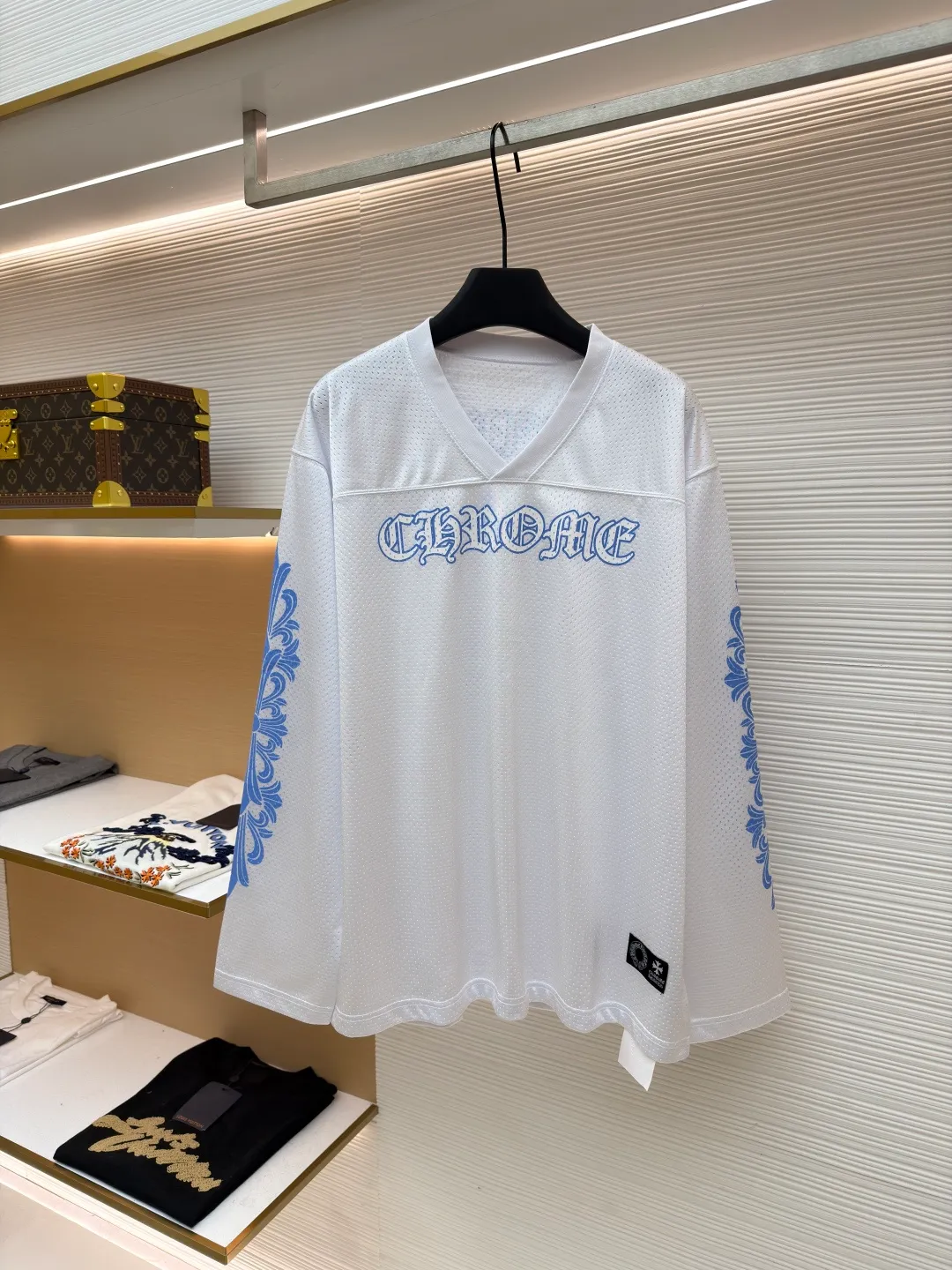 Chrome Hearts Glitter Hockey Jersey ●Item No.: 1681548-A35 ●Fabric: High-density 100D bird's eye fabric ●Technology: Mesh positioning production ●Color: White ●Version: Loose fit ●Weight: about 490 grams ●Size: S-M-L ●Description: YB open panel, custom dyed color, the highest version on the market. The fabric is made of high-density 100D bird's eye cloth. Double-sided mesh positioning is very time-consuming and the cost of labor loss is very high. It is not a single-layer thin transparent bottom junk product on the market. It has the same OS version for men and women. The overall wiring is straight and delicate, the fabric is comfortable and soft, and the color is consistent without color difference. It can be matched with the same style to create a fashionable look and control various occasions. Customized accessories, complete with three standards, same style for men and women!